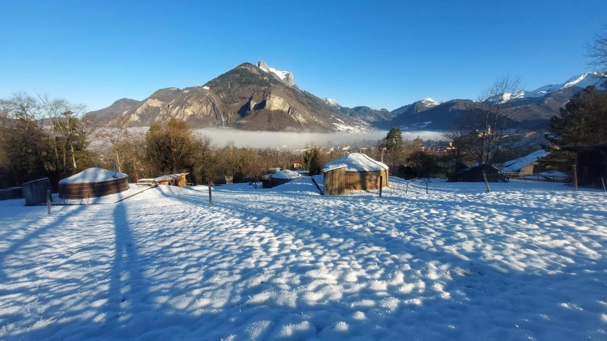 Yourtes Olachat proche Annecy Faverges Extérieur photo